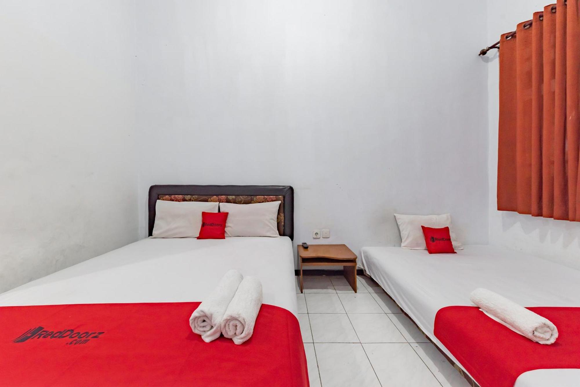Reddoorz At Ciliwung Guest House Syariah Маланг Екстериор снимка