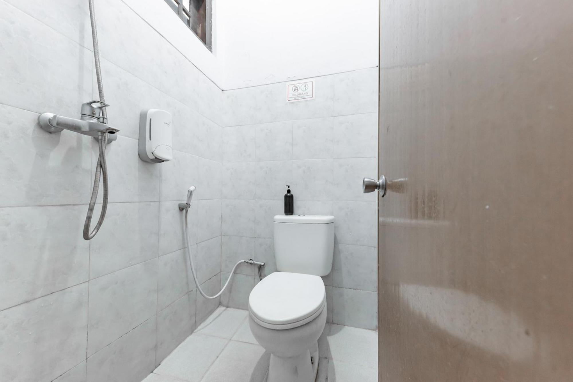 Reddoorz At Ciliwung Guest House Syariah Маланг Екстериор снимка